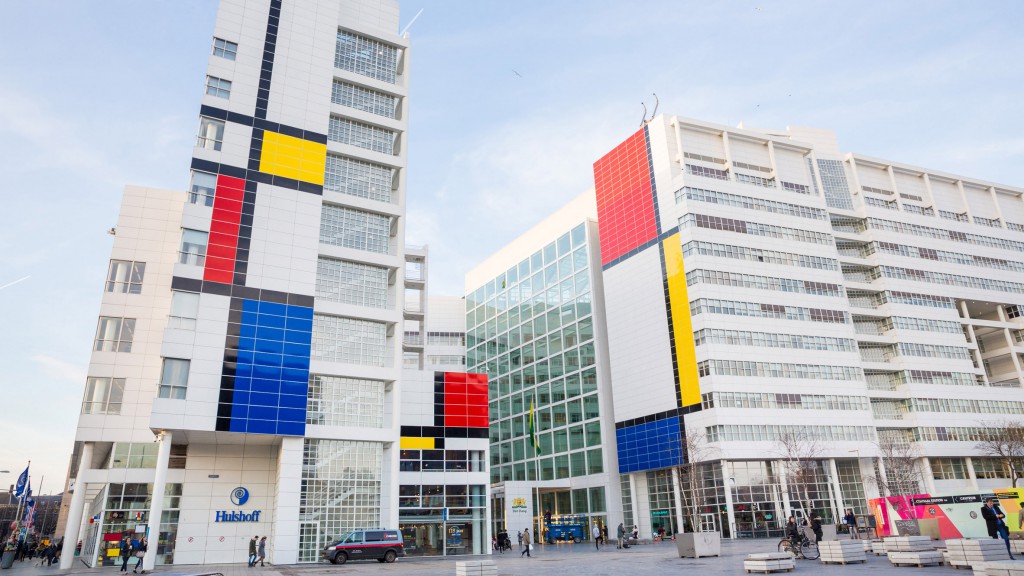 Edifício de Richard Meier serve como tela para o maior Mondrian do mundo